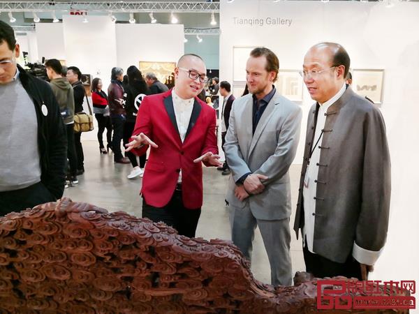 卓木王总裁杜长江（左一）向好莱坞名流介绍宝座中的中国工艺和中国文化
