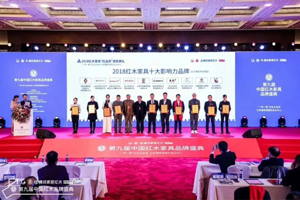 卓木王总裁杜长江先生（右三）代表企业上台领奖